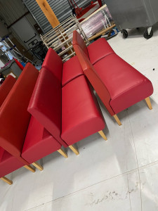 image de banquettes rouges